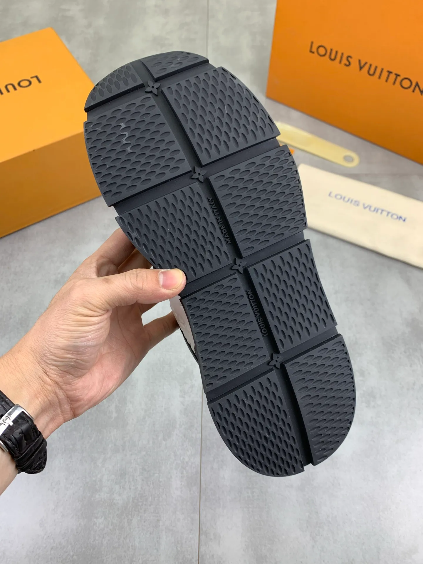 Factory price P820 💶 Top version [LOUIS VUITTON] counter series (original order) new style 🍀LV Louis Vuitton - top version LV classic high-top trendy shoes! Made of imported original craft calfskin, original breathable lining, and original wear-resistant, lightweight, high-end TPU outsole! High quality products! 3️⃣ colors available, size: men’s 39-44 (38 45 customized)